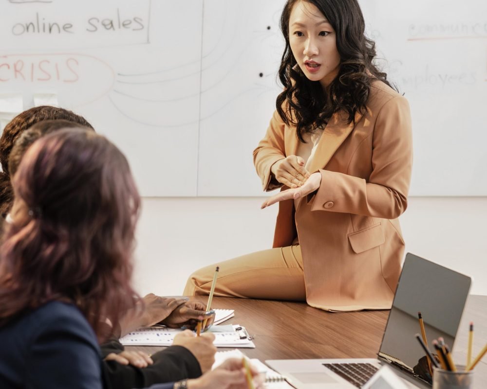 medium-shot-women-meeting